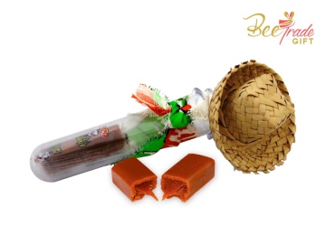 Kit com os componentes, mini chapéu de palha e doce de leite
