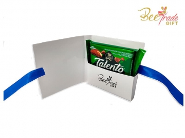 Kit aberto com o logo no compartimento do chocolate