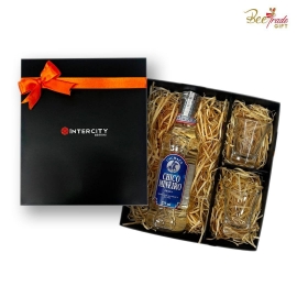 Kit Cachaça Chico Mineiro Com Copos Dose Personalizados Para Brinde