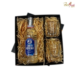 Kit Cachaça Chico Mineiro Com Copos Dose Personalizados Para Brinde